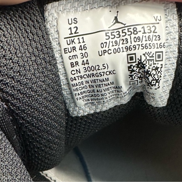 Nike's Men's White Black Jordan 1 Low 553558-132 - Picture 7 of 7